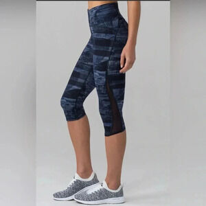Lululemon Train Times Crop (17") Size 8
Transition Multi Midnight  Navy / Black